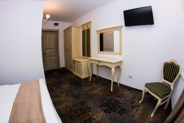 Фото номера Двухместный номер с 1 кроватью и собственной ванной комнатой Отель Vila Seva г. Ватра-Дорней 4