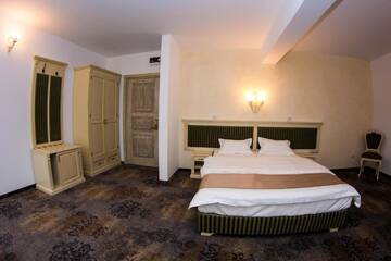 Фото номера Улучшенный двухместный номер с 1 кроватью Отель Vila Seva г. Ватра-Дорней 3