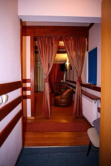 Фото номера Семейный люкс (для 2 взрослых и 2 детей) Отель Hotel Silva г. Ватра-Дорней 4