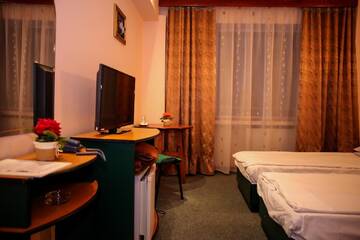 Фото номера Двухместный номер с 2 отдельными кроватями Отель Hotel Silva г. Ватра-Дорней 3