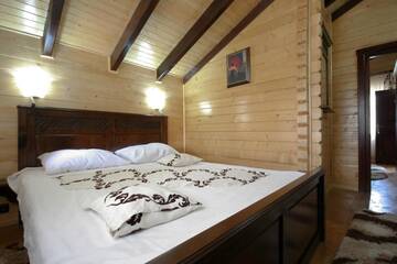 Фото номера Традиционный люкс с 1 спальней Курортные отели Complex Turistic Le Baron г. Ватра-Дорней 5