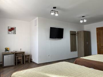 Фото номера Улучшенный четырехместный номер Гостевой дом Pensiunea Casa Alexandra г. Ватра-Дорней 6