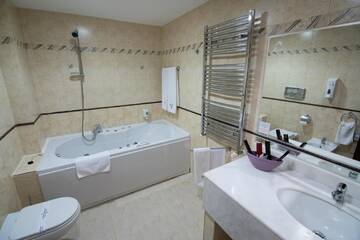 Фото номера Standard Apartment **** Отель Hotel Dorna г. Ватра-Дорней 7